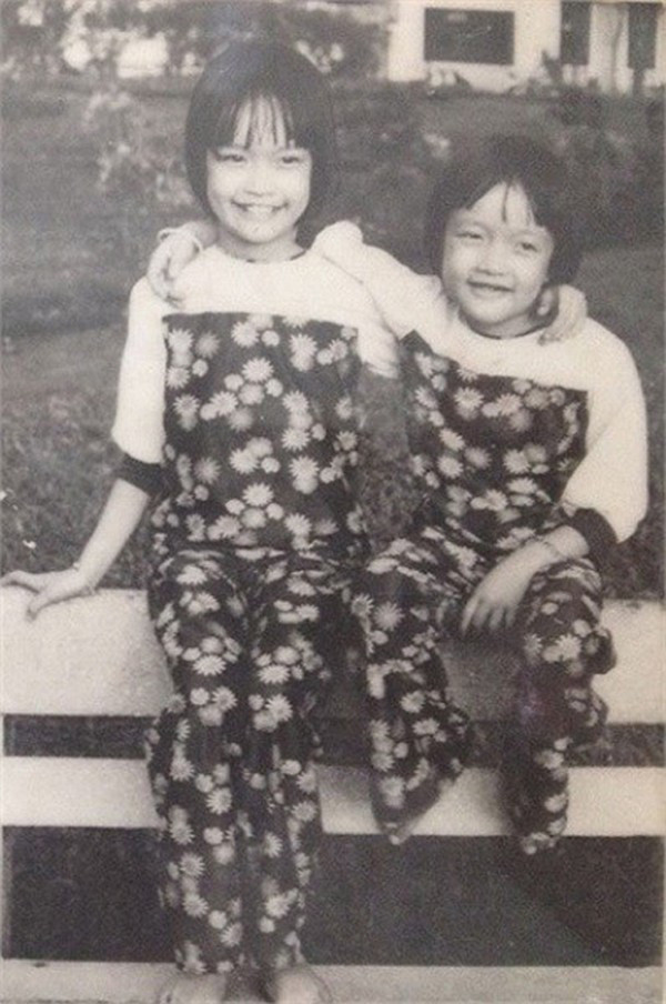 Năm 1992, Vân Trang - chị gái Vân Dung sở hữu một chiều cao nổi bật lại có nhan sắc ưa nhìn nên cả nhà động viên đi thi Hoa hậu Việt Nam. Và năm ấy may mắn, Vân Trang dừng chân ở top 10 còn Vân Dung cũng không kém phần khi vào top 15. Thời điểm ấy, những tưởng đi thi cho vui, ngờ đâu cả 2 cô con gái lại lọt top cao làm gia đình ai nấy đều phấn khởi. Vân Trang - Vân Dung lúc nhỏ.