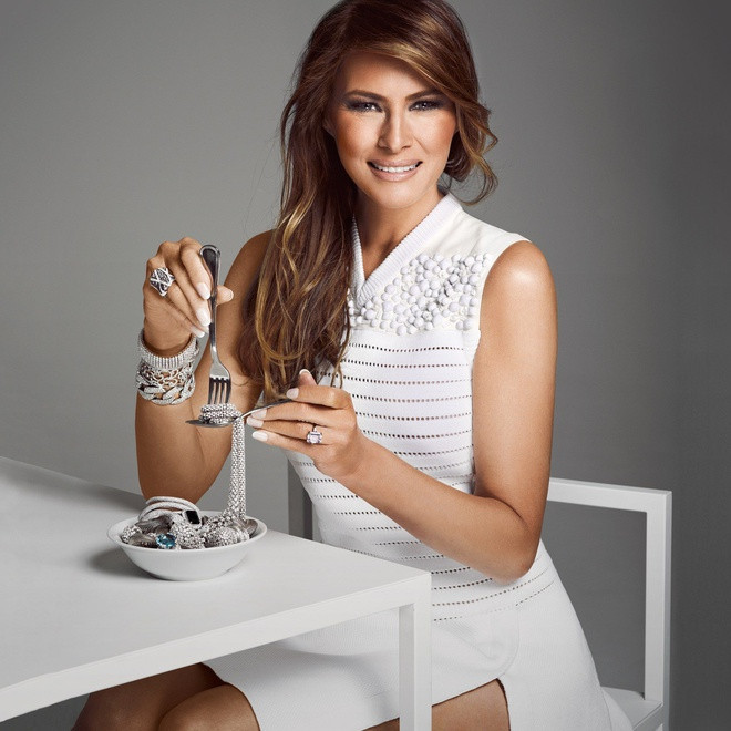 Thương hiệu trang sức riêng: Sau khi từ giã sự nghiệp người mẫu, năm 2010, bà Melania tung ra bộ sưu tập đồng hồ và nữ trang mang tên “Melania Timepieces and Jewelry” (Đồng hồ và nữ trang của Melania) với các sản phẩm có giá dao động từ 30 đến 200 USD. Được quảng cáo với hình ảnh xa xỉ nhưng có mức giá bình dân, thương hiệu trang sức của bà Melania Trump lấy cảm hứng từ ba thành phố yêu thích nhất của bà gồm Paris, Palm Beach và New York và do chính tay bà thiết kế. Bà quảng bá mạnh thương hiệu này ngay trước khi ông Trump tuyên bố ra tranh cử tổng thống năm 2016. Theo các chuyên gia, bà Melania là người có óc kinh doanh nhạy bén và luôn biết lựa chọn đúng thời điểm. Ảnh: Instagram.