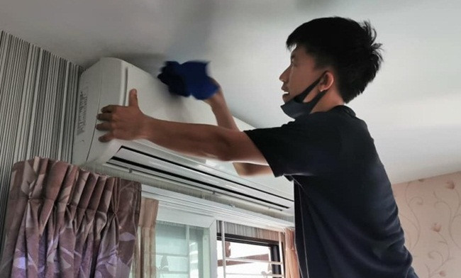 Khi ông bố trẻ này nhìn vào gương mặt của cậu con trai, bản thân tự nhắc nhở rằng cần tìm một công việc để làm và hỗ trợ gia đình.