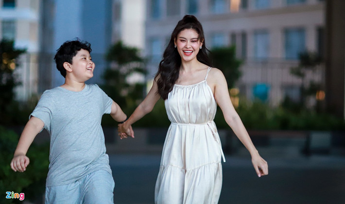 "Từ khi dọn ra sống riêng, cuộc sống hai mẹ con có chút thay đổi. Tuy vậy, tôi không để ảnh hưởng đến con. Con vẫn nhận được tình yêu thương của cả cha lẫn mẹ. Sushi càng lớn càng hiểu chuyện. Ở giai đoạn này, tôi muốn dành những gì tốt đẹp nhất cho con", Trương Quỳnh Anh chia sẻ.