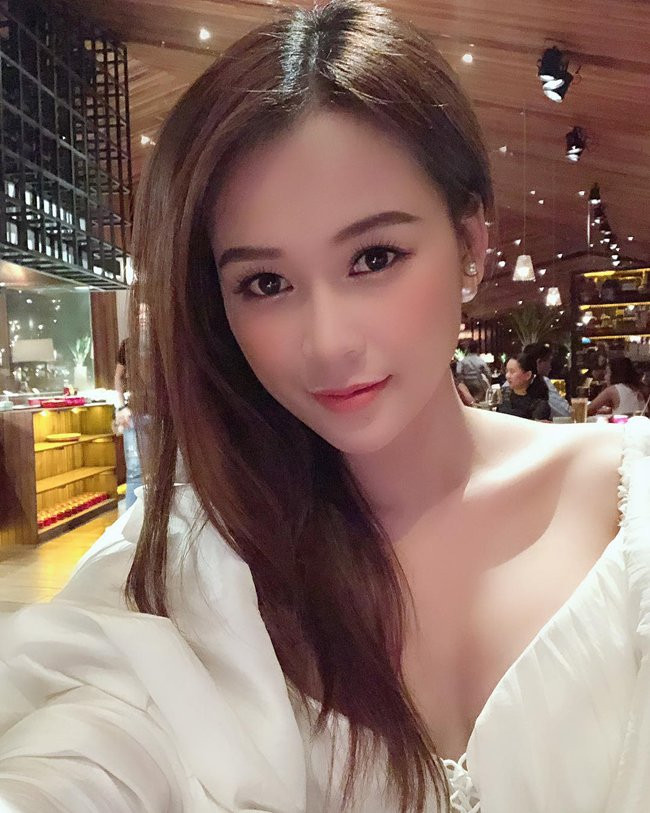 Được biết ngay từ khi rất nhỏ tuổi, Sam đã tự tin mở một shop thời trang lớn, tự đi sang Trung Quốc và Thái Lan để nhập hàng về bán. Hiện tại, cô đang tập trung vào kinh doanh mảng làm đẹp.
