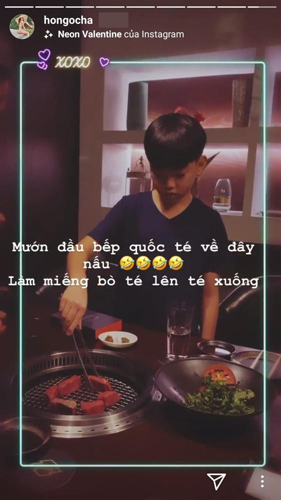 Hình ảnh khác do Hồ Ngọc Hà chia sẻ. Đó là khoảnh khắc Subeo rất tập trung nướng thịt, trông có vẻ chuyên nghiệp nhưng thực ra "làm miếng bò té lên té xuống".
