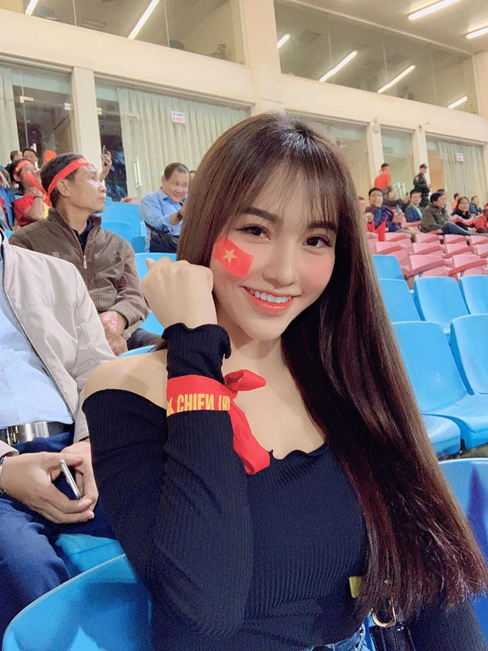 Bạn gái cầu thủ Hoàng Đức được dân mạng khen ngợi nhan sắc xinh đẹp ở mọi góc nhìn.