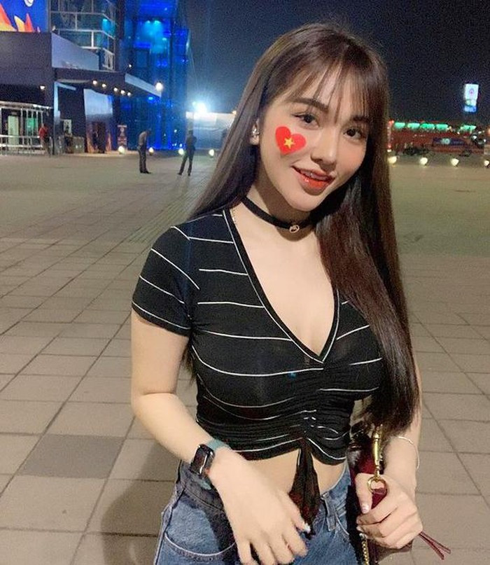 Nhan sắc xinh đẹp của bạn gái Hoàng Đức gây chú ý khi và được tờ Sohu của Trung Quốc đặc biệt quan tâm.