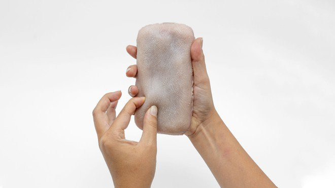 Chiếc ốp mang lại cảm giác mềm mại của "da người" nhân tạo.