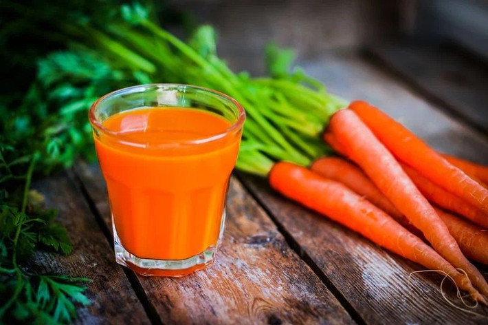 Nước ép cà rốt: Nước ép cà rốt giàu vitamin A và các chất chống oxy hóa giúp đối phó với các vấn đề về tiêu hóa. Cà rốt còn là một nguồn cung cấp sắt và oxy dồi dào.