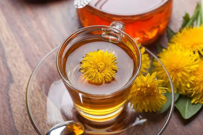 Trà bồ công anh: Trà bồ công anh giàu sắt, canxi, vitamin A và kali. Trà có tính lợi tiểu nên sẽ giúp thải độc và thanh lọc cơ thể.
