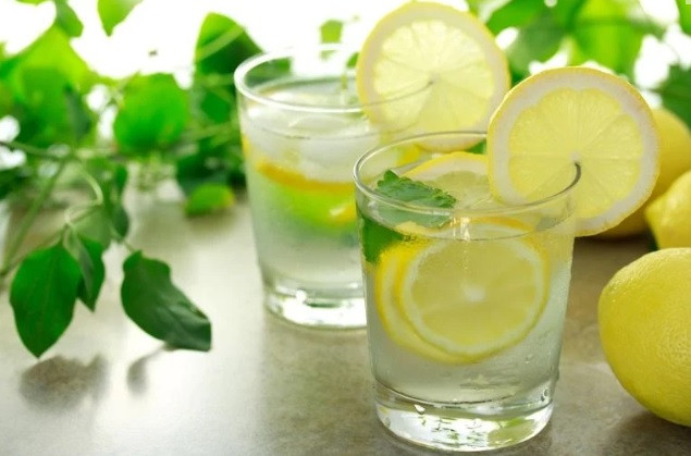 Nước chanh: Nước chanh là một thức uống detox hiệu quả và tiết kiệm. Chất axit ascobic trong chanh giúp thanh lọc máu và thải độc cơ thể. Bạn chỉ cần hòa 2 thìa canh nước cốt chanh với 2 thìa canh siro lá phong để chuẩn bị nước chanh detox.