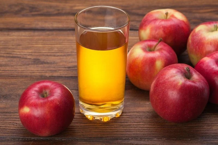 Nước ép táo: Nước ép táo tươi giàu các chất chống oxy hóa tự nhiên giúp đào thải độc tố ra khỏi gan và thận. Nước ép táo giúp bù lại các chất dinh dưỡng bị mất đi và giúp chống lại các độc tố từ môi trường.