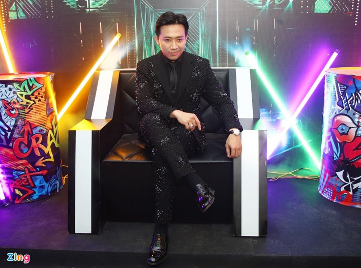 MC Trấn Thành tạo dáng quyền lực trên ghế sofa ở thảm đỏ chương trình. Anh từng dí dỏm đùa: "Sau Rap Việt, tôi có thêm rap name Thành Cry".