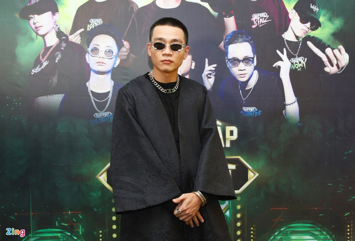 Tối 14/11, đêm chung kết 2 Rap Việt diễn ra tại TP.HCM. Wowy là một trong những ngôi sao đầu tiên có mặt ở thảm đỏ chương trình. Nam rapper mặc trang phục đen theo dresscode của chương trình.