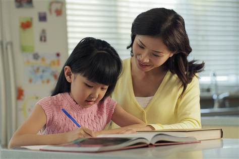 Bé có khả năng vận dụng nhiều kiến thức căn bản vào các tình huống thực tế trong cuộc sống. 20 dấu hiệu nhận biết con có phải thiên tài Con có năng khiếu không? Liệu con có phải là thiên tài trong một lình vực nào đó?... Đó là những câu hỏi có thể làm khó nhiều bậc cha mẹ. Có lẽ vì ở ta không có tiêu chuẩn nào đánh giá năng khiếu của một đứa trẻ, làm thế nào để phát triển năng lực của con từ năng khiếu đó mà chỉ quan trọng việc học chương trình chính trên lớp. Tuy nhiên thực tế đã chứng minh, nếu được phát triển từ năng khiếu của bản thân, trẻ sẽ phát huy được tốt nhất khả năng của mình, đồng thời vui thích việc học, có thể chọn được công việc phù hợp với đam mê của mình. Đó chẳng phải là ước mơ của hầu hết mọi người sao? Năng khiếu là gì? Theo Hiệp hội Quốc gia về trẻ có năng khiếu của Mỹ NAGC, những trẻ được xem là có năng khiếu khi chứng minh/thể hiện được mức độ nổi bật của bản thân về khả năng lý luận và tìm hiểu ở một hoặc nhiều lĩnh vực. Các lĩnh vực được chia làm 2 nhóm, nhóm hoạt động với hệ thống ký hiệu riêng như toán, âm nhạc, ngôn ngữ…; nhóm với các kỹ năng về giác quan - vận động như hội họa, khiêu vũ, thể thao. Các dấu hiệu của năng khiếu Thông thường, để xác định mức độ thông minh hay năng khiếu của một người, người ta thường kiểm tra IQ và các bài tập có liên quan. Bên cạnh đó, sự quan sát của bố mẹ, thầy cô và bạn bè cũng sẽ giúp phát hiện ra năng khiếu đặc biệt của một đứa trẻ. Dưới đây là những dấu hiệu trẻ có năng khiếu về trí tuệ nói chung. Lưu ý là trẻ không thể có hết tất cả trong số này. Học nhanh chóng, dễ dàng, hiệu quả. Có vốn từ vựng đặc biệt giàu có so với độ tuổi của mình. Có khả năng lý luận chặt chẽ, logic. Có trí nhớ tuyệt vời, nhưng chán chường với việc học thuộc lòng. Không cần sự kiểm soát từ người khác, tự bản thân con rất tuân thủ kỷ luật. Có sở thích với các công trình kiến trúc, sự ngăn nắp, trật tự. Linh hoạt khi chơi hay làm việc với các mô hình, bản vẽ. Có khả năng gắn kết những thứ không mấy liên quan một cách hợp lý. Có nhiều ý tưởng mới lạ và độc đáo. Tò mò khủng khiếp về mọi thứ quanh mình, chuyên gia đặt các câu hỏi khó. Có thể đạt điểm tốt ở hầu hết các môn. Sự khả năng tập trung cực kỳ cao độ và có khả năng chú ý đặc biệt - nếu muốn. Tỉnh táo trong các tình huống và đưa ra câu trả lời cực nhanh. Tháo vát, tự mình tìm ra các phương pháp giải quyết vấn đề nhanh và khéo léo. Có sự quan tâm đặc biệt đối với khoa học hoặc văn học. Thể hiện sự độc đáo trong cách nói chuyện hoặc cách viết. 15. Nắm bắt nhanh các khái niệm trừu tượng và tổng hợp tốt. 16. Cảm xúc dồi dào. 17. Có xu hướng chi phối toàn bộ sự việc hoặc những người xung quanh. 18. Vận dụng nhiều kiến thức căn bản vào các tình huống thực tế trong cuộc sống. 19. Sẵn sàng đón nhận những vấn đề phức tạp, không ngại khó. 20. Có cảm quan rộng mở đối với môi trường xung quanh. Nếu con có một số trong 20 dấu hiệu trên, bố mẹ có thể không phải lo mấy về chuyện học tập nữa, vì con rất sáng láng trong những việc động não. Tuy nhiên đừng ca ngợi trước mặt con để tránh làm cho con ỷ lại, lười biếng. Đồng thời bố mẹ vừa khuyến khích con tự học, vừa tạo điều kiện để con rèn luyện cơ thể thông qua những hoạt động ngoài trời để giúp con khỏe mạnh toàn diện.