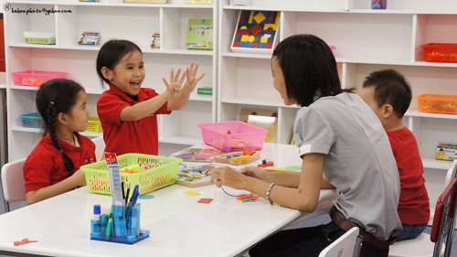 Bé có thể đạt điểm tốt ở hầu hết các môn. Tháo vát, tự mình tìm ra các phương pháp giải quyết vấn đề nhanh và khéo léo.