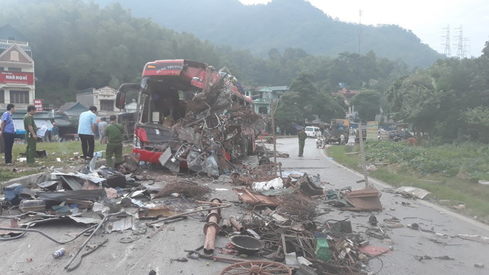 Theo đó, vào khoảng 00h15 ngày 17/6/2019 tại Km 134+300 Quốc lộ 6, thuộc địa phận xóm Tiểu Khu, xã Đồng Bảng, huyện Mai Châu, tỉnh Hòa Bình xảy ra vụ tai nạn giao thông giữa xe ô tô khách BKS 27B-00371 do ông Cao Xuân Hồng (sinh năm 1974, trú tại huyện Thanh Ba, tỉnh Phú Thọ) điều khiển đi hướng Hà Nội - Sơn La với xe ô tô tải BKS Lào un-8500 do ông Nguyễn Như Quỳnh (sinh năm 1991 trú tại xã Cao Dương, huyện Thanh Oai, thành phố Hà Nội) điều khiển đi ngược chiều.