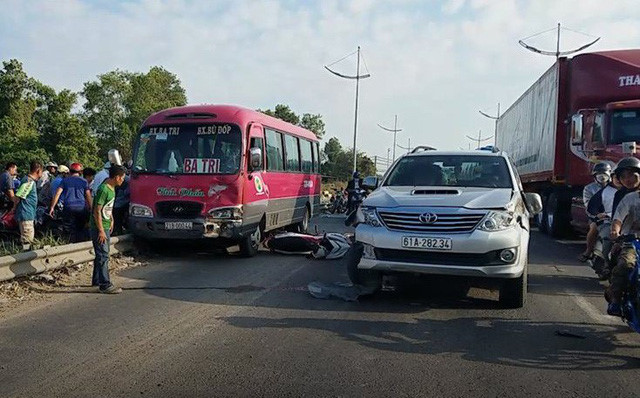 8. Va chạm trên đường cao tốc hai cha con tử vong thương tâm: Vụ tai nạn xảy ra vào khoảng 7h ngày 27/3, tại đường Võ Trần Chí hướng từ Quốc lộ 1 về cầu Chợ Đệm ông Lâm Văn Quang (49 tuổi, quê Kiên Giang) điều khiển xe máy biển số 68D1-544.47 chở con gái khi di chuyển qua giao lộ đường Trần Đại Nghĩa, huyện Bình Chánh đã va chạm với 2 phương tiện là ô tô 7 chỗ và xe khách 29 chỗ đang chạy cùng chiều. Hậu quả vụ tại nạn đã khiến hai cha con ông Lâm Văn Quang tử vong.