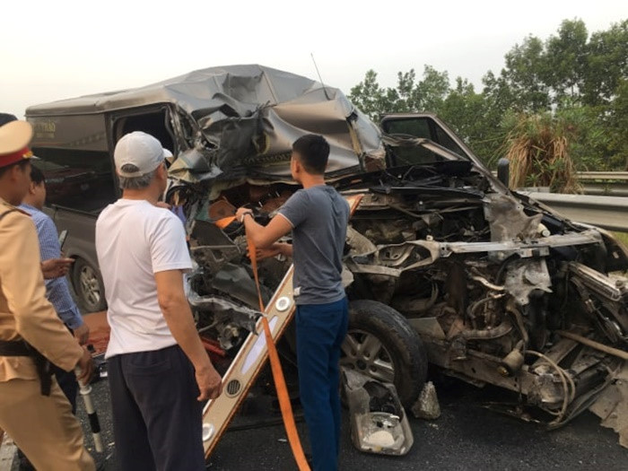 6. Xe khách đâm vào đuôi xe container khiến 2 người tử vong: Vụ tai nạn xảy ra vào khoảng 17h27 ngày 5/3, xe khách 16 chỗ mang BKS 36B - 027.16 do tài xế Nguyễn Hữu Hậu (SN 1989 tĩnh Gia, Thanh Hóa) điều khiển chạy theo hướng Hà Nội đi Ninh Bình khi đang di chuyển đến địa phận xã Yên Trung thì đâm vào đuôi xe container đi cùng chiều, phía trước.