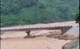 Giao thông bị tê liệt vì lũ quét.
