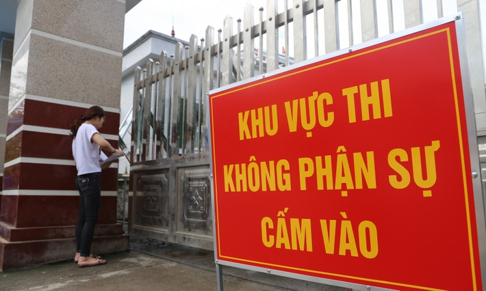 Tại điểm thi THPT quốc gia 2019 trường chuyên Hà Giang, thí sinh Nguyễn Thị S. (Hà Giang) đến điểm thi lúc 7h52 sáng 25/6, tuy nhiên, hời gian phát đề là 7h30, thời gian bắt đầu tính giờ là 7h35. Như vậy, thí sinh đến muộn hơn 15 phút nên không được vào phòng thi. (Ảnh/VTC)