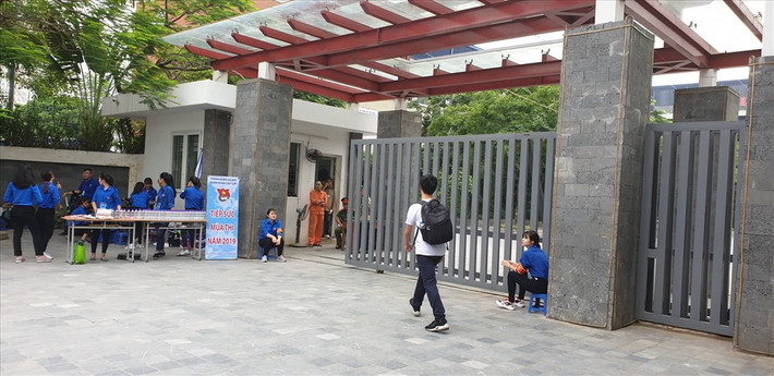Đến giờ giờ bắt đầu vào phòng thi nhiều thí sinh mới kịp đến cổng trưởng.