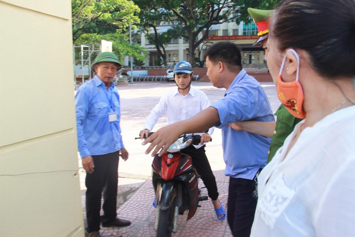 Tại điểm thi ở tỉnh Quảng Ninh, một thí sinh tới nhầm điểm thi do thức khuya ôn bài bị sốt nên không để ý tới địa điểm thi. Được biết, nam sinh này phải thi tại Trường THPT Chuyên Hạ Long nhưng lại tới nhầm Trường THPT Chuyên ban Hòn Gai. Tới khi giám thị đọc số báo danh, nam sinh này mới biết bị nhầm địa điểm. Tuy nhiên, nam sinh vấn kịp giờ thi.