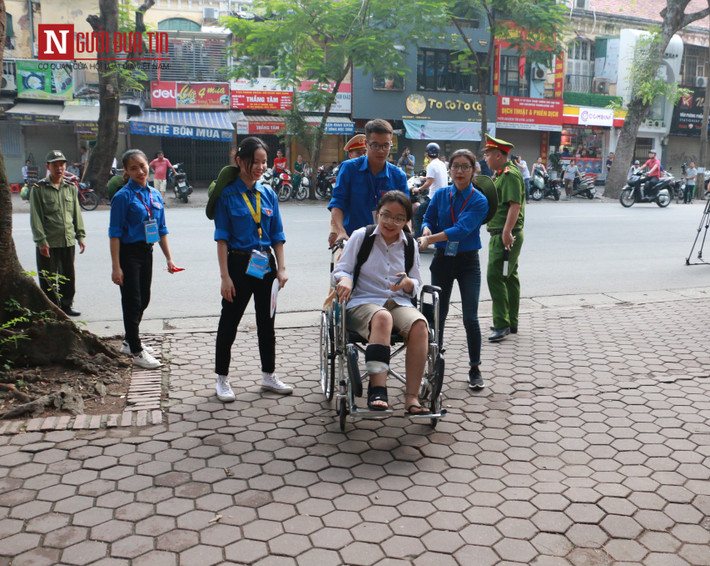 Theo ông Nguyễn Minh Phong, bố của nữ sinh ngồi xe lăn cho biết, em Nguyễn Thị Thuý Hà là học sinh trường Thực Nghiệm bị tai nạn cách ngày thi một tuần nên phải ngồi xe lăn đến thi. Gia đình khá lo lắng nhưng vẫn phải bình tĩnh, không tạo áp lực, chăm sóc để con thi cử tốt nhất. (Ảnh: Nguoiduatin).
