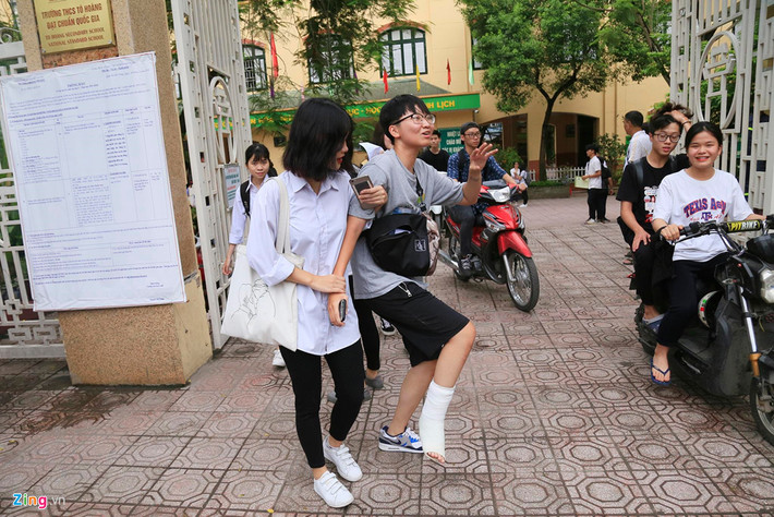 Bị gãy chân phải bó bột nam sinh chỉ nhảy lò cò để di chuyển. (Ảnh: Zing.vn)