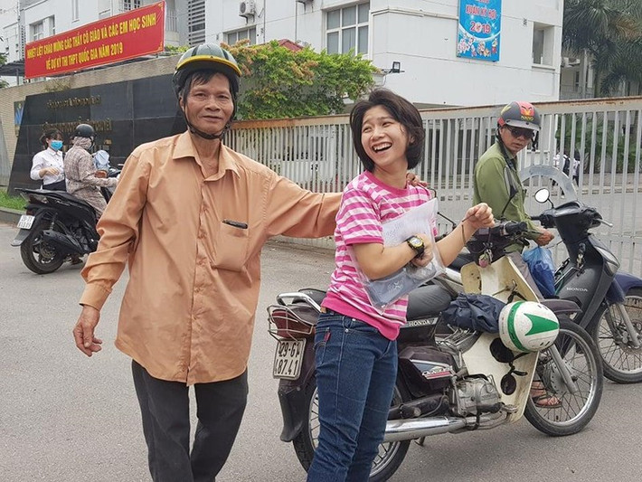 Nữ sinh khuyết tật hạnh phúc khi được bố chở đến thi.
