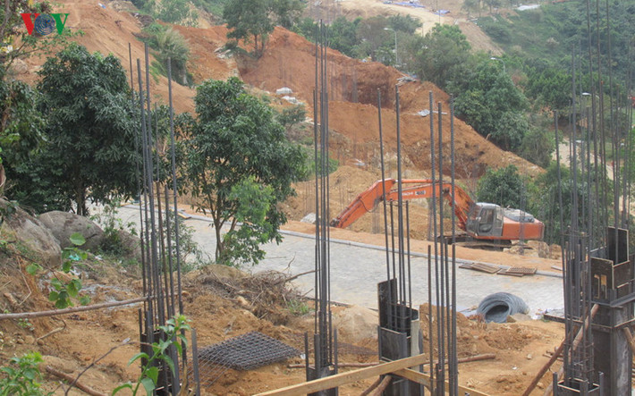 Máy móc vẫn còn tập kết tại công trường.