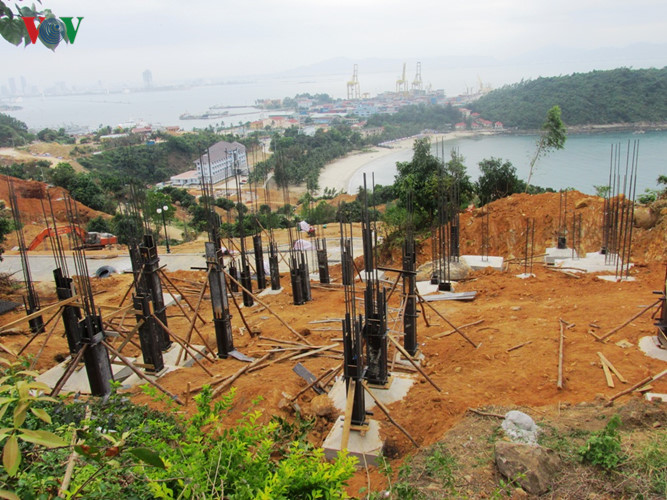 Những công trình quy mô trên bán đảo Sơn Trà nhìn xuống cảng Đà Nẵng.