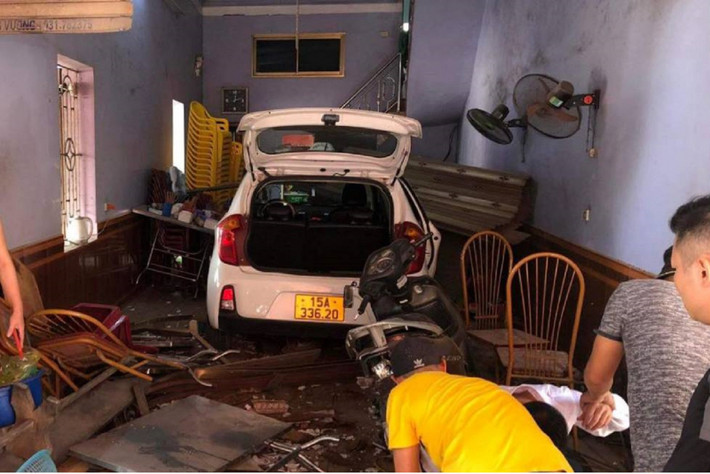 Trước đó, vào khoảng 11h30 ngày 9/11, tại khu vực ngã tư cầu Rế (thị trấn An Dương, huyện An Dương, TP Hải Phòng) đã xảy ra vụ việc một chiếc xe taxi trong lúc đón khách đã lao thẳng vào nhà dân ven đường.