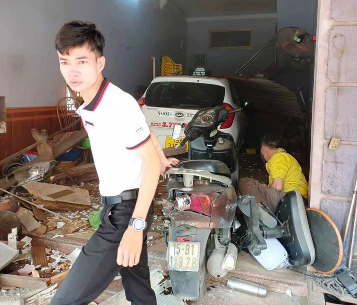 Trong quá trình quay đầu đón khách tại khu vực trên, đã bất ngờ mất kiểm soát đâm sập cửa cuốn, lao thẳng vào trong nhà số 2 đường 208, thị trấn An Dương, huyện An Dương