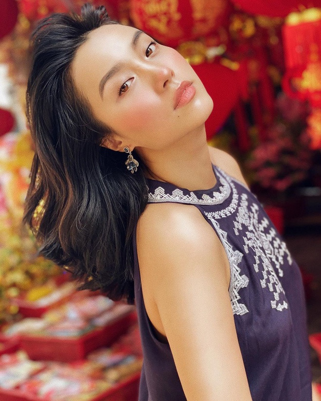 Lê Hà Trúc là hot girl nổi tiếng nhờ màn "lột xác" ấn tượng nhờ giảm 14 kg trong 8 tháng. So với thân hình mũm mĩm thời cấp 3, Hà Trúc hiện tại có thân hình gợi cảm cùng phong cách sắc sảo, nổi bật.