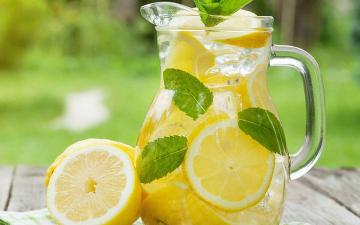 Tăng cường miễn dịch: Chanh giúp cơ thể chống lại cảm lạnh, cúm nhờ có hàm lượng vitamin C bên trong, hỗ trợ cơ thể hấp thụ tốt sắt để cải thiện hệ miễn dịch.