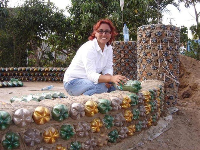 Sau khi hoàn thành, đít chai sẽ để lộ ra những hoa văn 5 cánh đẹp mắt trên tường, có thể trang trí sinh động hơn bằng màu sắc.