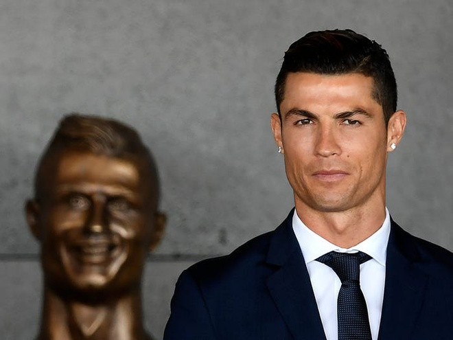 Là một người đam mê thời trang, Ronaldo thường xuyên mặc những trang phục và mang những phụ kiện đắt tiền, điển hình là chiếc đồng hồ Rolex giá 500.000 USD anh sử dụng tại một hội nghị ở Dubai vào tháng 12/2019. Ảnh: Getty.