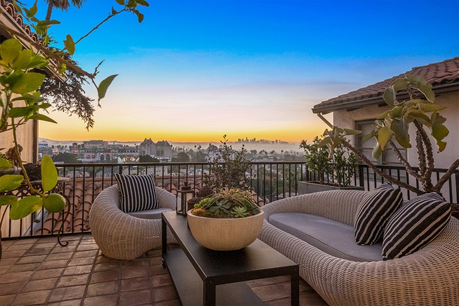 Không gian thư giãn ngoài trời với bộ sofa cầu kỳ. Đây là khu vực phù hợp để tiếp khách và ngắm cảnh thành phố Los Angeles.