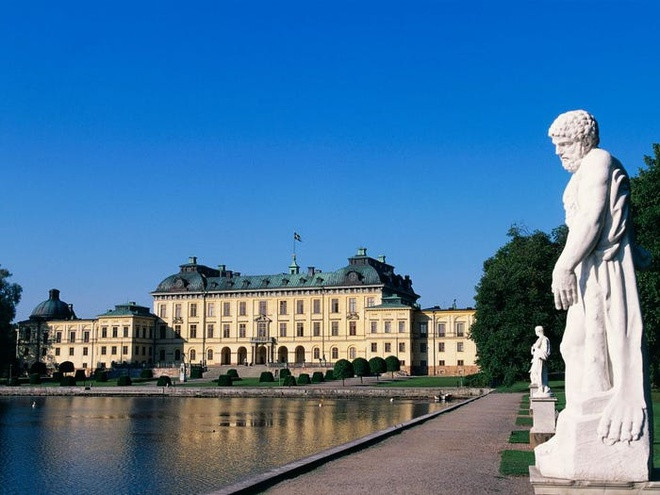 Cung điện Drottningholm ở thủ đô Stockholm, Thụy Điển trở thành nơi ở chính thức của hoàng gia nước này vào năm 1981. Công trình này có tổng cộng 600 căn phòng, với những căn phòng phía nam dành riêng cho hoàng tộc, và phần còn lại được mở cửa quanh năm để công chúng tham quan. Ảnh: Getty.