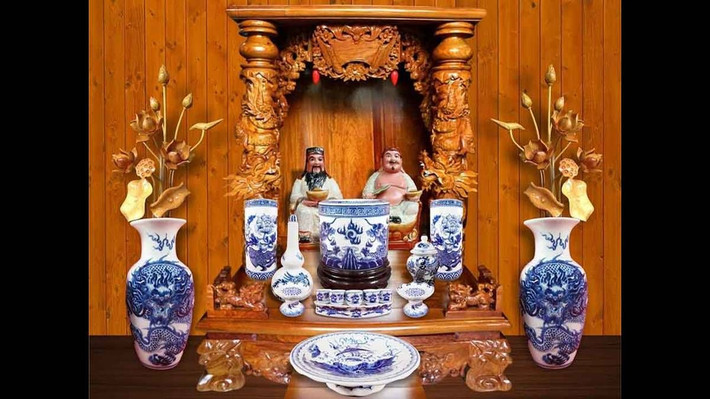 Khay chén nước hình chữ nhất: Bàn thờ Thần Tài nhất định không thể thiếu khay chén. Thông thường người ta hay xếp chén hình chữ nhất (một hàng ngang) hoặc cũng có thể xếp hình chữ thập (đại diện cho ngũ hành). Nước trong chén phải được thay thường xuyên.