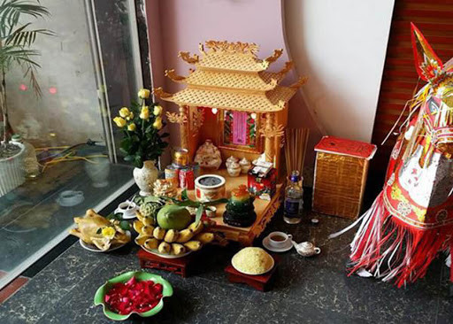 Bình hoa tươi Hoa dùng để thắp hương nhất định phải là hoa tươi, tuyệt đối không dùng hoa khô, hoa giả. Bình hoa nên được đặt ben tría hướng từ bàn thờ nhìn ra ngoài (hoặc bên phía ông Địa).