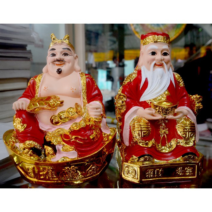 Khi đặt tượng hai vi thần cần lưu ý, nhìn từ hướng bàn thờ ra ngoài, ông Địa ngồi bên trái, Thần Tài ngồi bên phải.
