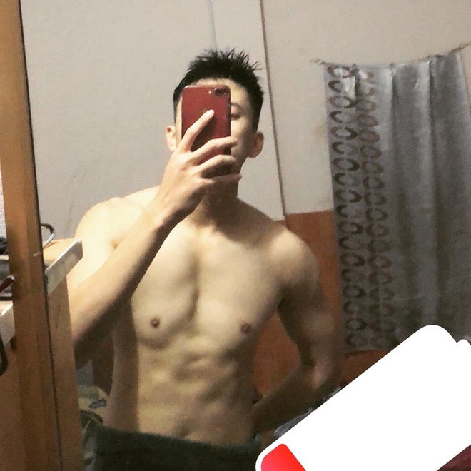 Quang Lâm “đốn tim” nhiều dân mạng không chỉ nhờ gương mặt đẹp trai, mà còn sở hữu chiều cao 1,80 m cùng body 6 múi. “Cực phẩm trường Y”, “nam thần áo trắng” là một số lời khen dân mạng dành cho chàng trai 24 tuổi. 9X nói những nhận xét của mọi người là động lực để cậu cố gắng hoàn thiện bản thân.