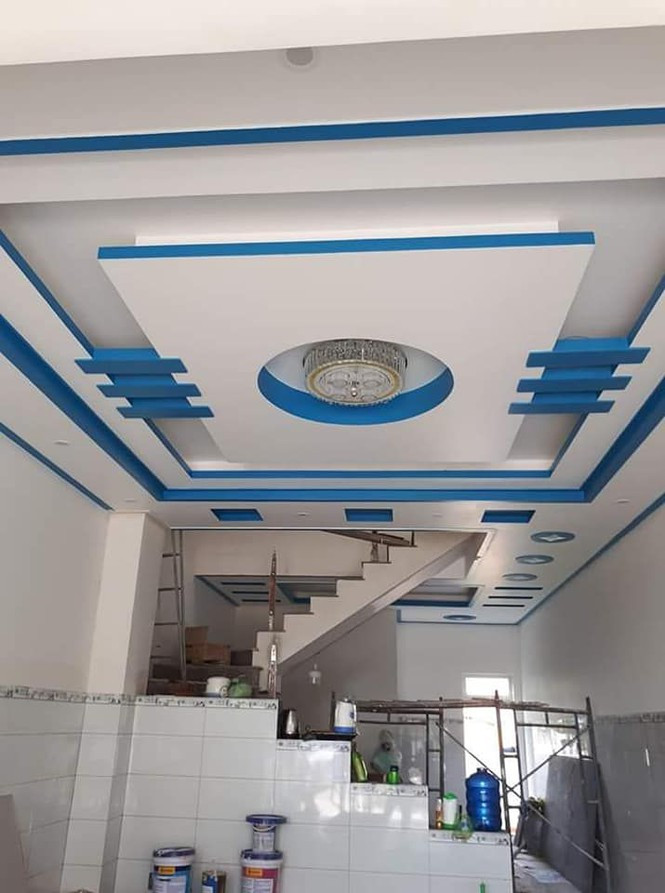 Chủ đầu tư nên chọn những mẫu trần thạch cao phòng khách có sự phân chia 1 chút về không gian.