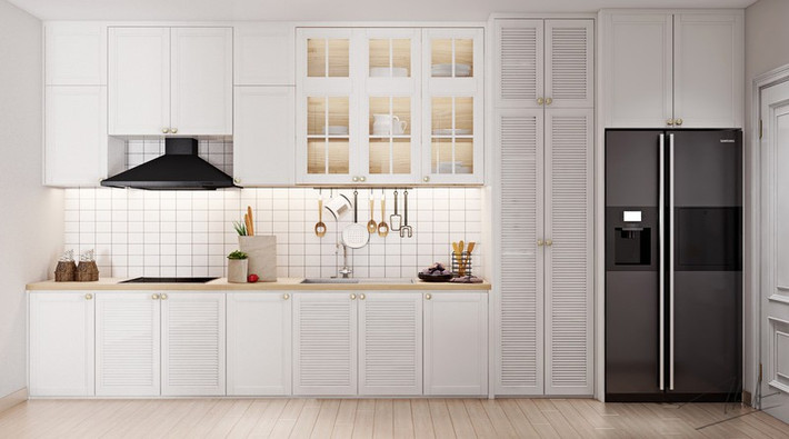 Sự khác lạ của tủ bếp màu trắng này là có thêm cánh cửa tủ được chia thành những viền nhỏ và có thêm ô cửa kính ở tầng trên.