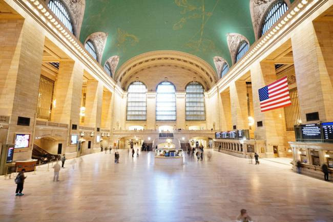 Người dân New York đã đeo khẩu trang bảo vệ sức khỏe. Apple gần đây đóng cửa tất cả các Apple Store ở thành phố này đến 27/3.