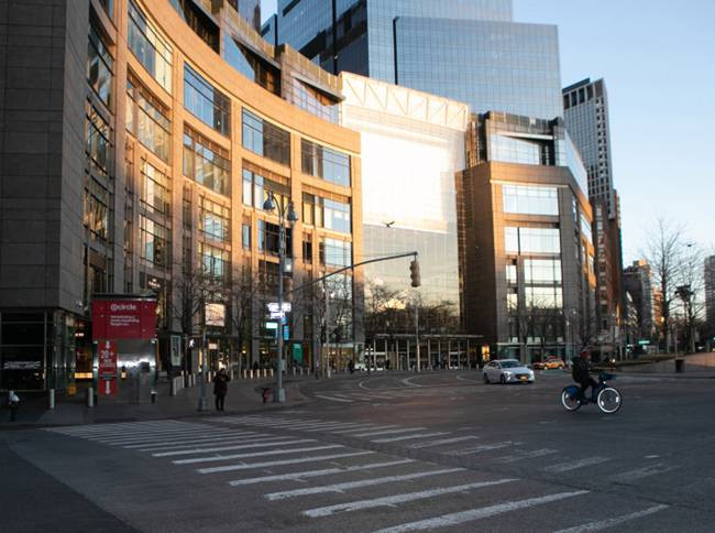 New York là thành phố giàu có hàng đầu ở Mỹ và thế giới nhưng bây giờ cũng vắng tanh như nhiều nơi khác trên thế giới do nỗi lo Covid-19.