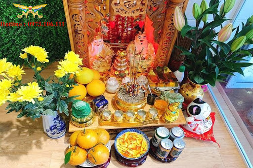 Đĩa trái cây: Trái cây thắp hương nên chọn ngũ quả (5 loại khác nhau tượng trưng cho ngũ hành). Có thể cúng trái cây hằng ngày. Vào dịp lễ tết, vía Thần Tài, mùng 1, ngày rằm cần trang trọng hơn. Lưu ý, đĩa trái cây không được cao hơn và che khuyết nhãn nguyệt của bát hương. * Thông tin mang tính chất tham khảo, chiêm nghiệm.