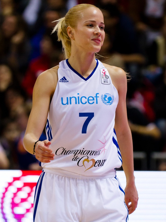 Misura chơi ở vị trí sở trường hậu vệ dẫn bóng (point guard), hậu vệ ghi điểm (shooting guard) và được chú ý nhờ lối chơi nhanh nhẹn, mạnh mẽ. Khi còn nhỏ, 8X từng chơi nhiều môn thể thao ở thành phố quê hương Šibenik, bao gồm bóng chuyền. Cuối cùng, cô bị thu hút bởi bóng rổ, theo gương chị gái và huyền thoại bóng rổ Croatia Dražen Petrović. Ảnh: Wikipedia.