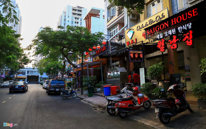 Khu đô thị Phú Mỹ Hưng có hơn 20.000 người Hàn Quốc sinh sống và làm việc, tập trung đông nhất ở khu Sky Garden. Trong bối cảnh dịch Covid-19 lây lan khó kiểm soát ở Hàn Quốc, khu vực này cũng vắng lặng hơn.
