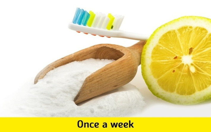 Baking soda và nước chanh: Lấy một nhúm baking soda vào bàn chải đánh răng của bạn, sau đó thêm một vài giọt nước cốt chanh để tạo thành hỗn hợp giúp bạn có được hàm răng sáng bóng.