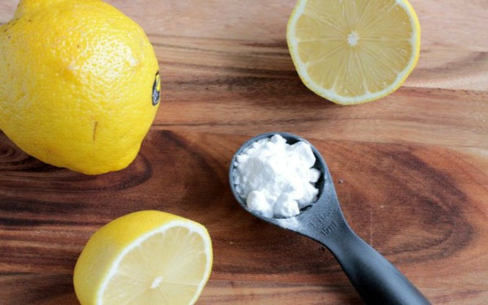 Kem đánh răng, muối, baking soda và nước chanh: Đánh răng với hỗn hợp kem đánh răng, muối, baking soda và nước chanh trong 4 - 5 phút rồi súc miệng sạch với nước để đem lại hiệu quả trắng sáng cho hàm răng.